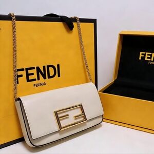 <AUTHENTIC>Fendi Baguette Chain Walletin White